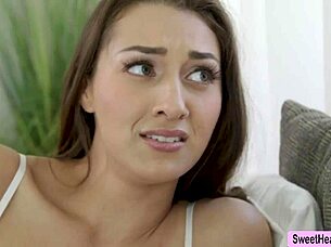 Regarde Kenna guider Bella vers son premier orgasme fou avec cette énorme queue