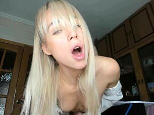 Baise cette chatte rose mouillée debout dans rencontre folle à la fac. Sa fente rasée a pris chaque coup dur pendant action amateur.