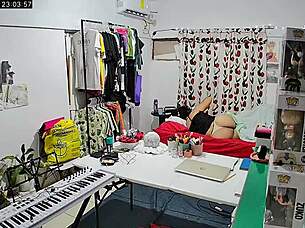 Milf gemuk diintip pakai thong oleh kamera keamanan