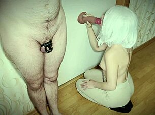 Guarda il cazzo minuscolo di mio marito paragonato a questo dildo enorme, ops!