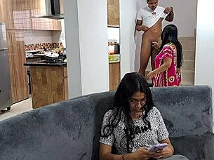 โย แม่เลี้ยงดูดฉันบนบันไดขณะที่พี่สาวไม่รู้! 😜