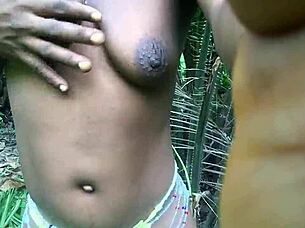 Sama w dżungli, palę i jęczę