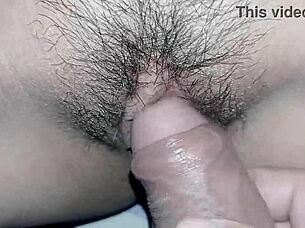 Деси пробирается в комнату друга для игривых прикосновений