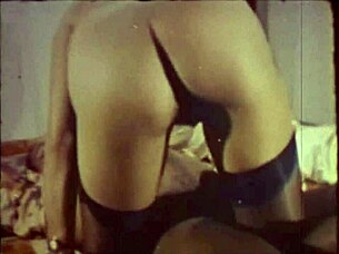 Imádom ezt a vintage interraciale tabut szőrös MILF-fel és nagy farokkal, olyan forró