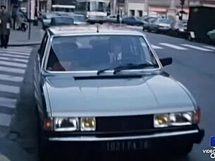 Marianne Aubert et Dominique Saint-Clair partagent un amant chanceux en lingerie.