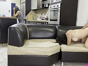 Podkradanie ręki na kolanach kuzynki ukryte przed rodzicami.