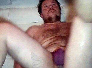 Ей, искаш ли да видиш горещ гей анал с дълбоко гърло и огромен бял задник?