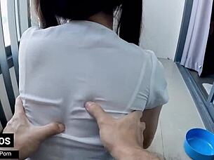 娇小亚洲18+美女 大屁股紧身洗衣秀