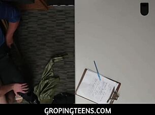 αυτή η καυτή μαυρομάλλα έφηβη 18+ κλέφτρα jennifer jacobs πιάστηκε και γαμήθηκε από τον φύλακα μετά από συμφωνία