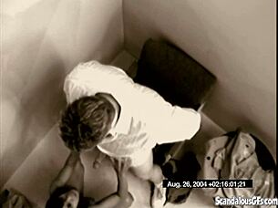 Głodna spermy biurowa dziwka ssie dużego kutasa i zdradza z przyjacielem na ukrytej kamerze z wytryskiem