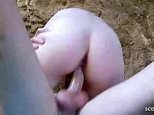 Къдравата рижа тийн 18+ с увиснали цици чука на плажа