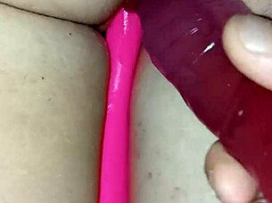 Поймал мачеху с игрушками—присоединяйся и двойно трахай ее пизду!