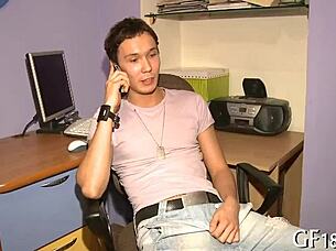 Bu yabancı o lüks 18+ gençle cinsel ilişkiye mi giriyor?