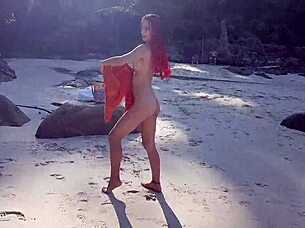 NAKED RED-HAIRED GIRL BATHES ON A PUBLIC BEACH!