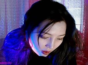 Cameriera asiatica calda pronta per divertimento roleplay, ansiosa di servire