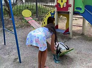 Je suis cette fille 18+ qui swing et pisse en public sous ma jupe