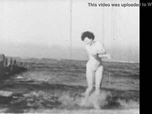 Vintage film pokazuje žene gole na plaži u usporenom snimku