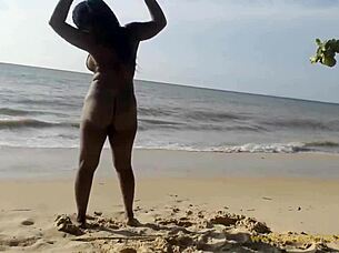 Černoška cvičí nahá na pláži