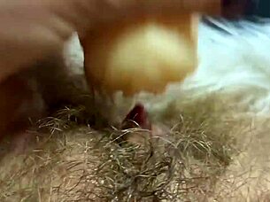 Le gros clitoris se fait baiser profond pour un orgasme intense.