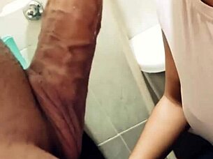 Bagă-mi-o în curul meu mare, imploră Samah în depozit