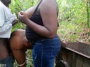 Smuk dame fanget i knald med aboki i busken