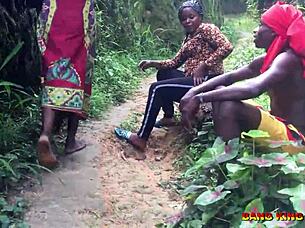 Bang King帝国非洲艳星在乡村路上钉他的糖妈咪！