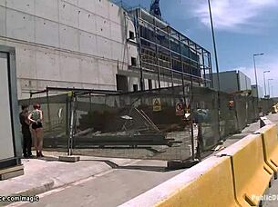 Európai vörös ribancot nagy fasz keményen bedugja szájba nyilvánosan