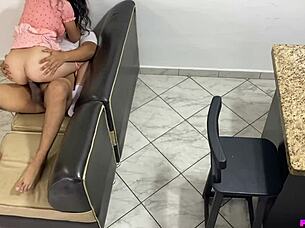 我叔叔在按摩时摸我逼让我兴奋