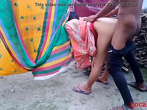 Bhabi เดสีอินเดียสนุกกับเซ็กซ์กลางแจ้งในวิดีโอทางการ