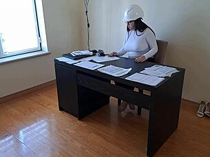 Рабочий трахает жену босса после жёсткого отказа за столом.