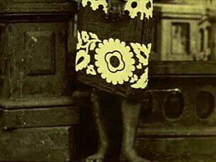 În vremuri vintage, femeile împărtășesc confesiuni erotice