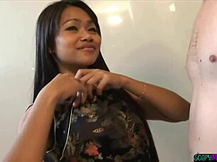ممرضة آسيوية تدلكني في الحمام، أووبس