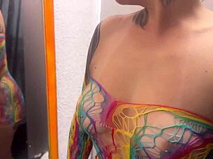 הגוסטוזה של האישה שלי בחדר ההלבשה של החנות