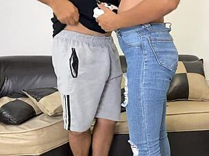 拉丁大屁股表妹想玩就坐我腿上，扭屁股感受我硬鸡巴！