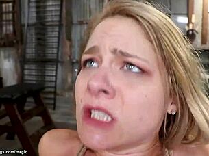 变态宝贝在狂野肛交中接受双插