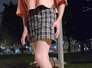 ワオ、ティンシュアンが屋外でオシッコしてオナニー！ワイルドなレディボーイアクション！😲