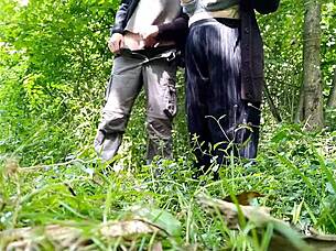 Странчак дразни моје брадавице док га музе на отвореном с хитношћу