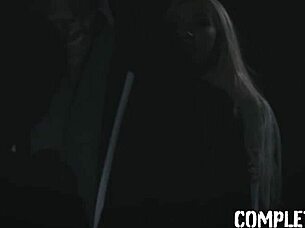 किंकी आउटडोर में ब्लोंड हॉट बेब 18+ और मिल्फ की इंटेंस ट्रिबिंग