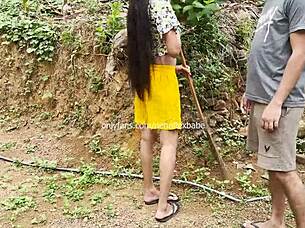 Épouse indienne chopée en plein adultère en extérieur avec un jeune mec