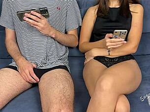 Заварен брат и сестра се мастурбират заедно с яко ръчно чукане