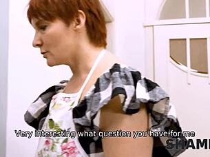 Эй, парень, хочешь набраться опыта с милфой-рыжухой Надин Кеддо на кухне?