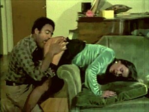 Vintage interracial tabu příběh se odhaluje s retro vášní a skrytými touhami v klasických scénách.