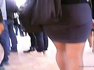 야, 이 미니스커트 거리 보여줘 비디오 봐봐, 다리 진짜 끝내줘!