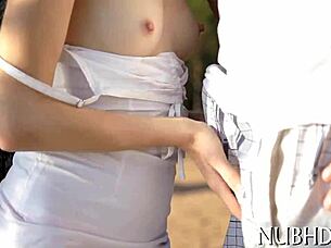 Kleine 18+ Teen nimmt riesigen schwarzen Schwanz