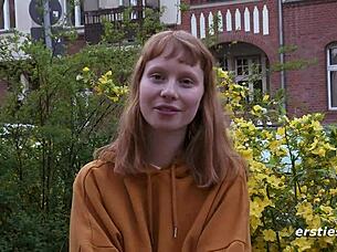 Rudowłosa amatorka pociera swoją owłosioną cipkę z palcówką łechtaczki!