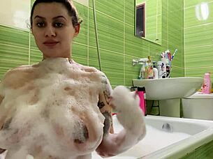 Wow, check diese schwangere 18+ Teen mit großen Titten in der Badewanne!