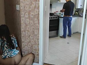 Изневеряващата жена обича да я чукат до рогоносеца си съпруг NTR!