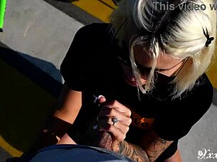 Incontro bionda tatuata in bici e mi fa pompino bagnato pubblico deepthroat con labbra grosse fino a sborrami in bocca POV