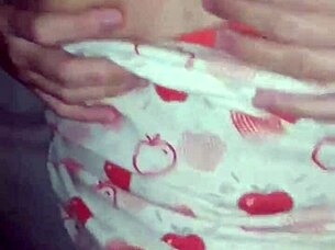 Пинай MILF получава стегнатата си путка натупана с крем пай