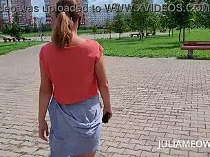 Djup exhibitionist blottar rakade tuttar på övergiven järnväg, riskerar gripande